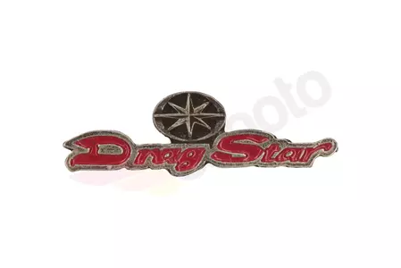 Znaczek - oznaka Yamaha Drag Star czerwony napis