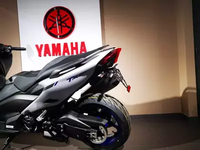 Support de plaque V PARTS noir Yamaha T-Max 560-5