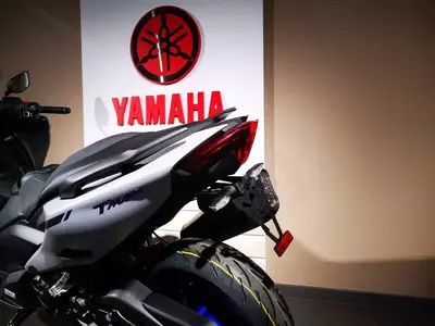 Support de plaque V PARTS noir Yamaha T-Max 560-9