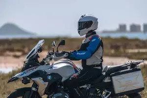 Kask motocyklowy szczękowy MT Helmets FU935SV Genesis SV Solid A1 połysk biały XS-12