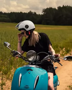 Vini Bazz motociklista ķivere ar atvērtu seju balta spīdīga XS-12